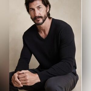 Banana Republic Dark black Knit Sweater v neck  cashmere & silk